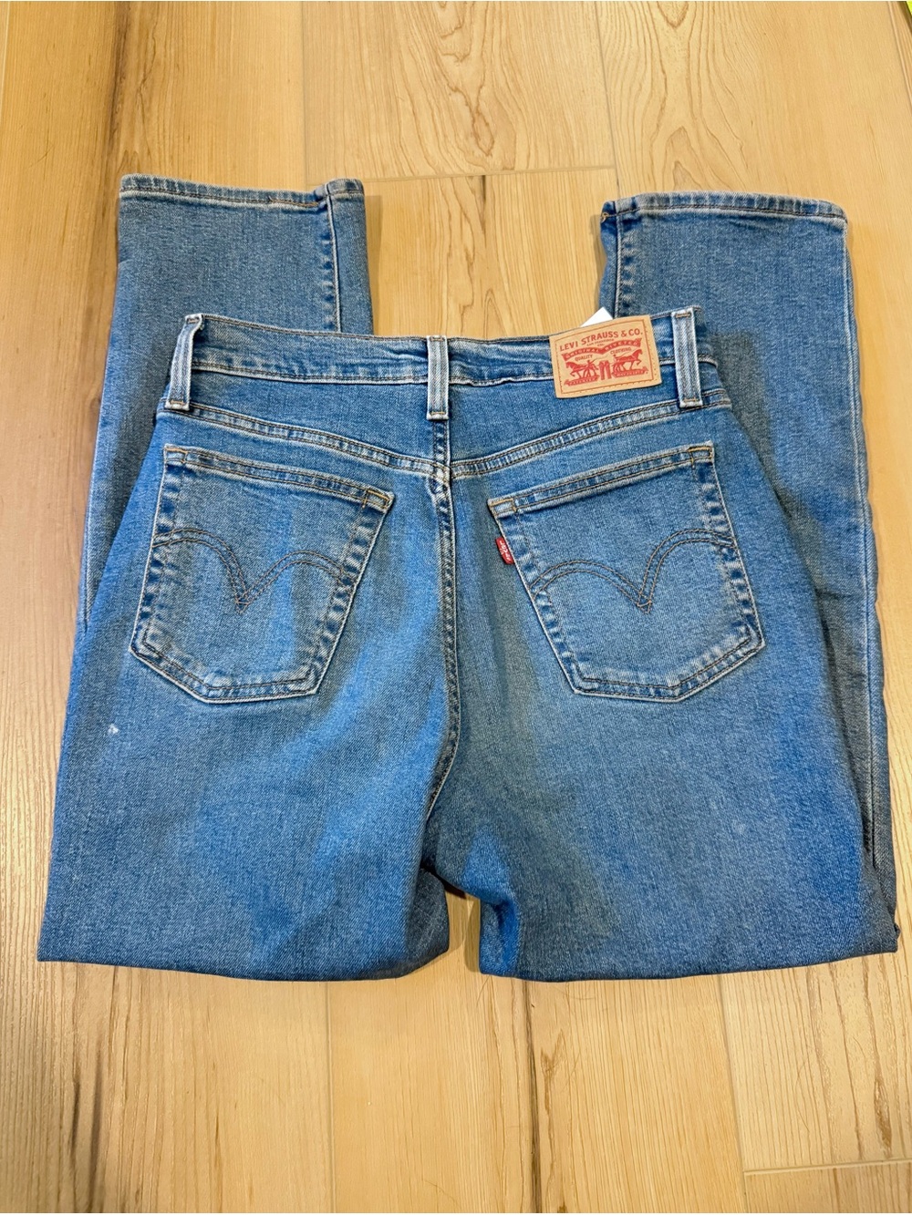 Levi’s wedgie Straight jeans size 28 medium wash